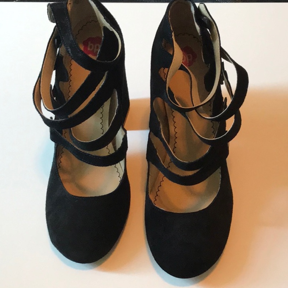 Black velvet (high) heels